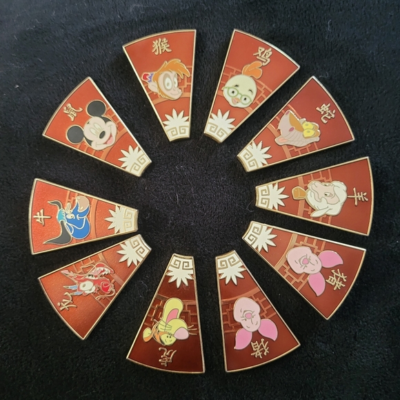 Disney Pins - Picture 1 of 11